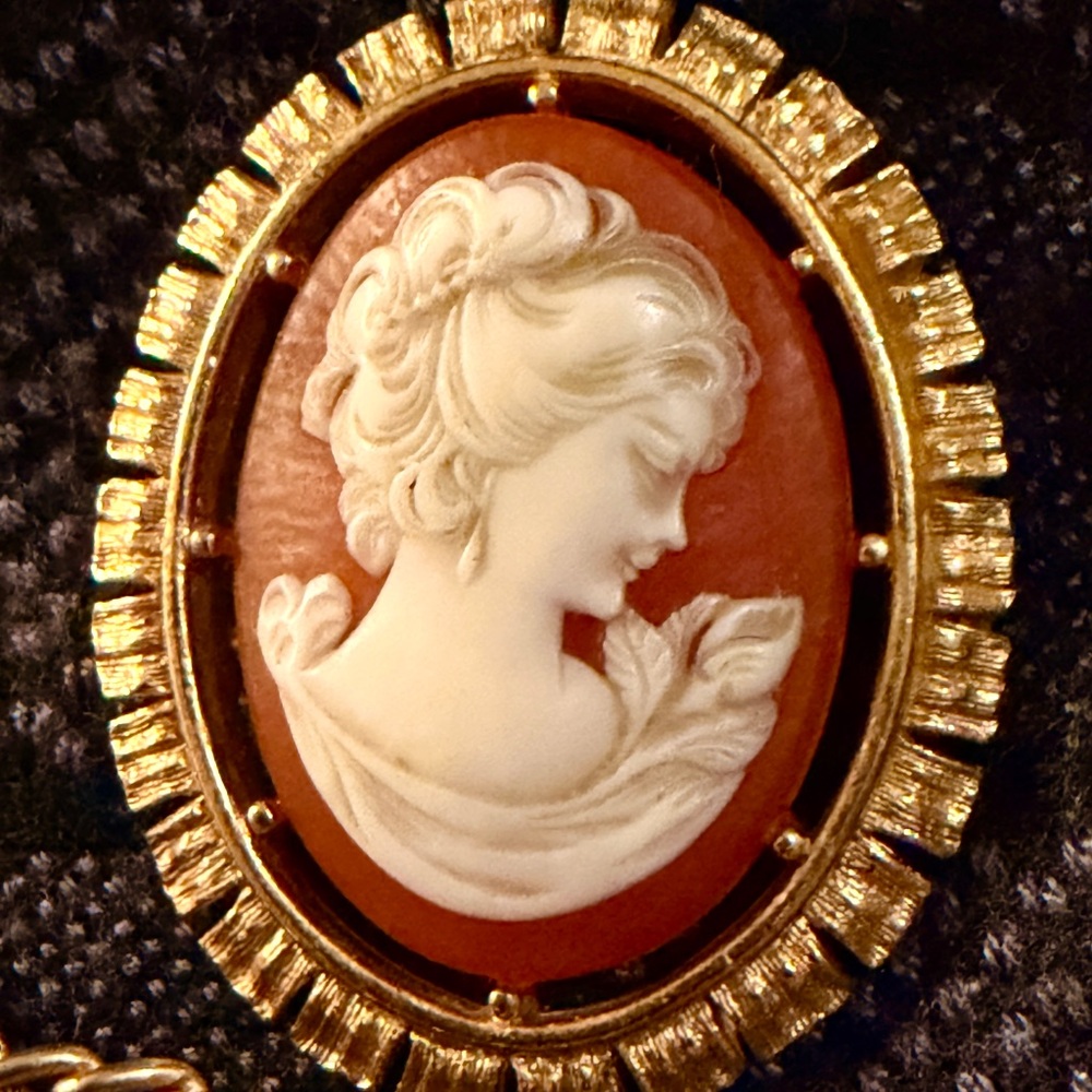 🌹VTG Gold Victorian Cameo Pendant Necklace Heirloom Double-Sided Royal Crest - Picture 6 of 9
